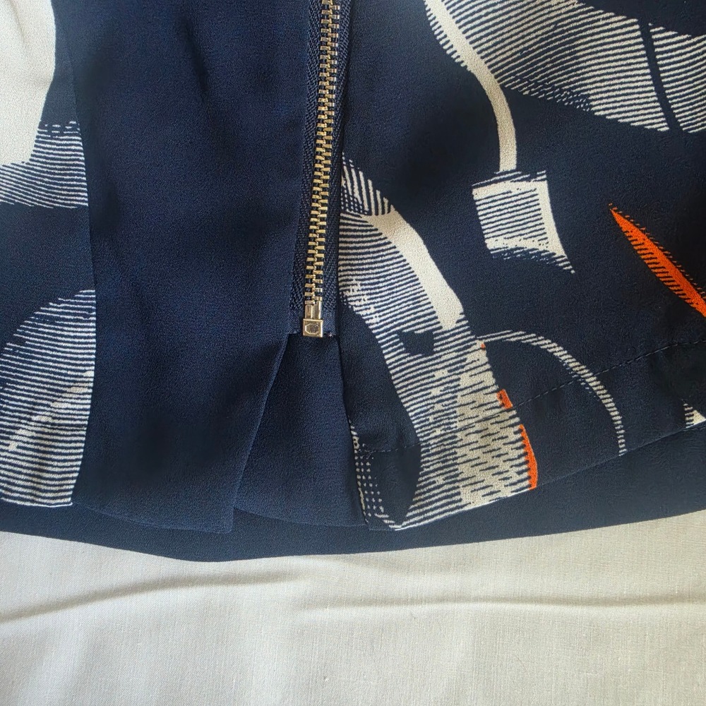 Chicos Navy Abstract Print Asymmetric Zip Blouse Sheer Sleeve size 2 - Picture 9 of 16